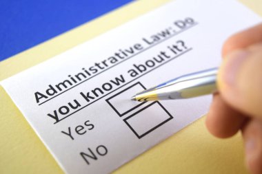 Bir kişi idari hukukla ilgili soruya cevap veriyor.