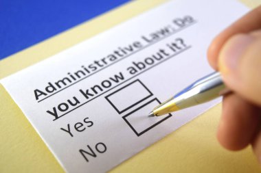 Bir kişi idari hukukla ilgili soruya cevap veriyor.