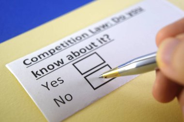 Bir kişi rekabet yasasıyla ilgili soruya cevap veriyor.
