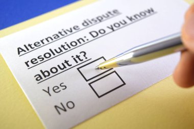 Bir kişi alternatif anlaşmazlık çözümü hakkındaki soruyu yanıtlıyor.
