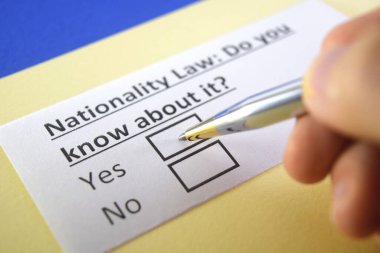 Bir kişi, milliyet yasasıyla ilgili soruya cevap veriyor..