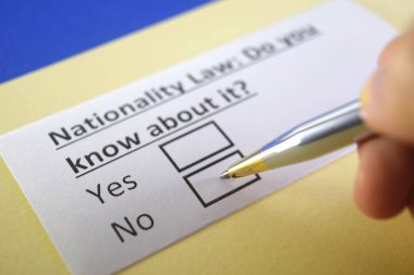 Bir kişi, milliyet yasasıyla ilgili soruya cevap veriyor..