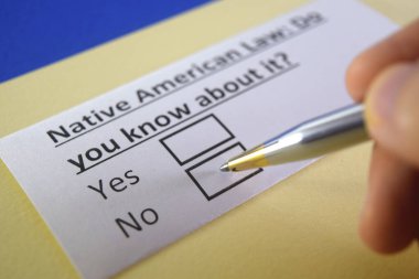Bir kişi Amerikan yerlilerinin hukukuyla ilgili soruları cevaplıyor..