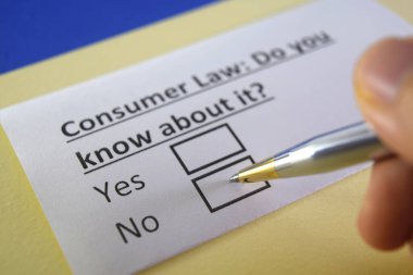 Bir kişi tüketici hukuku hakkındaki soruları yanıtlıyor.