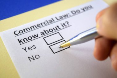 Bir kişi ticari hukukla ilgili soruya cevap veriyor..