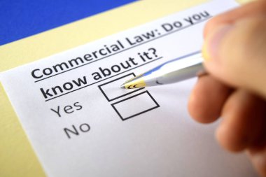 Bir kişi ticari hukukla ilgili soruya cevap veriyor..