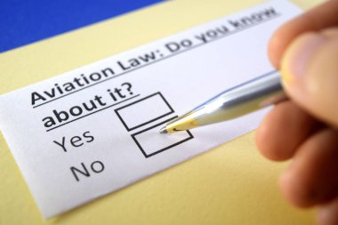 Bir kişi havacılık hukukuyla ilgili soruya cevap veriyor.
