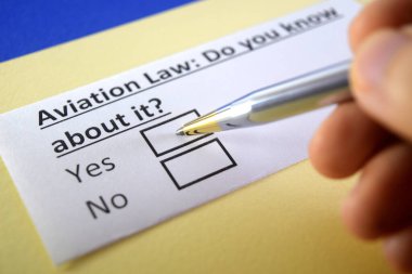 Bir kişi havacılık hukukuyla ilgili soruya cevap veriyor.