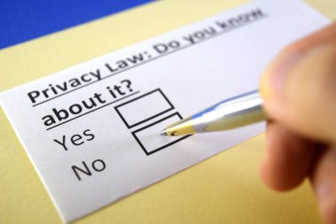Bir kişi gizlilik yasasıyla ilgili soruya cevap veriyor..