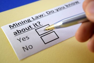 Madencilik hukukuyla ilgili soruya bir kişi cevap veriyor..