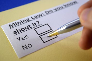 Madencilik hukukuyla ilgili soruya bir kişi cevap veriyor..