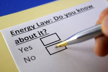 Bir kişi enerji yasasıyla ilgili soruya cevap veriyor..