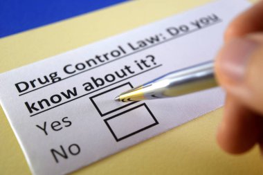 Bir kişi uyuşturucu kontrol yasasıyla ilgili soruya cevap veriyor..