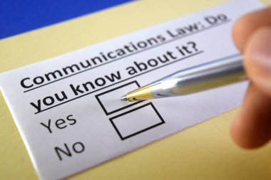 Bir kişi iletişim hukukuyla ilgili soruya cevap veriyor.