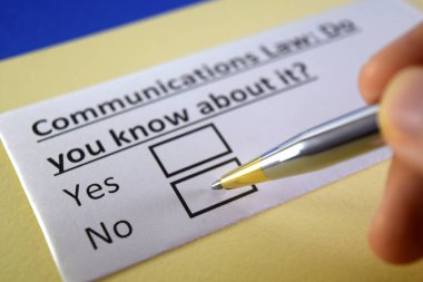 Bir kişi iletişim hukukuyla ilgili soruya cevap veriyor.