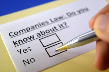 Bir kişi şirket hukuku hakkındaki soruları cevaplıyor..