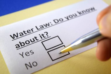 Bir kişi su yasasıyla ilgili soruya cevap veriyor..