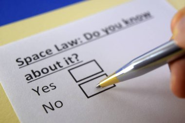 Bir kişi uzay hukuku hakkındaki soruları cevaplıyor..