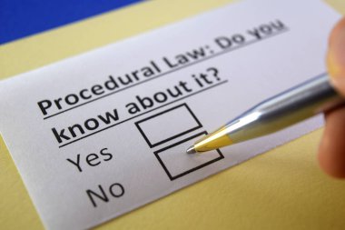 Bir kişi usul hukuku hakkındaki soruları yanıtlıyor.