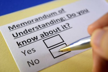 Bir kişi, mutabakat anlaşmasıyla ilgili soruya cevap veriyor..