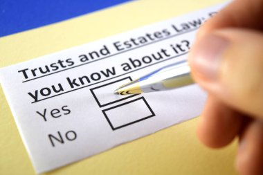 Bir kişi güven ve gayrimenkul hukuku ile ilgili soruları cevaplıyor..