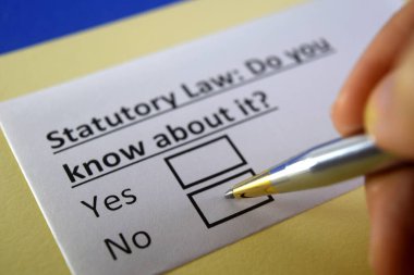 Bir kişi kanuni hukukla ilgili soruya cevap veriyor.