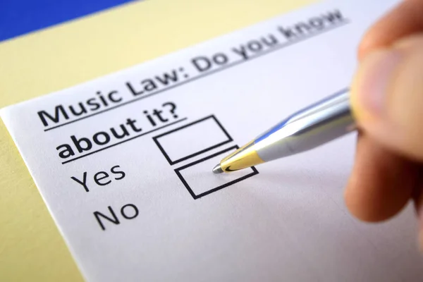Jedna Osoba Odpowiada Pytanie Prawo Muzyczne — Zdjęcie stockowe