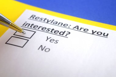 Bir kişi restylane ile ilgili soruya cevap veriyor..