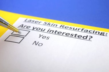 Bir kişi lazer cilt yüzeyi ile ilgili soruya cevap veriyor..