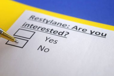 Bir kişi restylane ile ilgili soruya cevap veriyor..