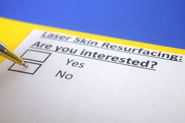 Bir kişi lazer cilt yüzeyi ile ilgili soruya cevap veriyor..