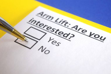 Bir kişi kol kaldırmayla ilgili soruya cevap veriyor..