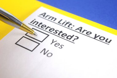 Bir kişi kol kaldırmayla ilgili soruya cevap veriyor..