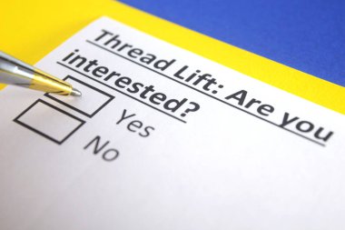 Bir kişi iplik kaldırma sorusuna cevap veriyor..