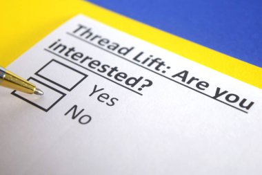 Bir kişi iplik kaldırma sorusuna cevap veriyor..