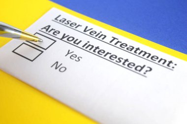 Bir kişi lazer damar tedavisi ile ilgili soruya cevap veriyor..