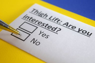 Biri uyluk kaldırma sorusuna cevap veriyor..