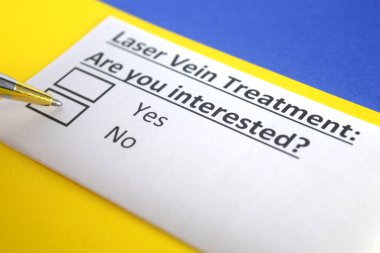 Bir kişi lazer damar tedavisi ile ilgili soruya cevap veriyor..