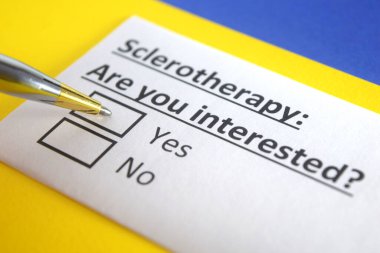 Bir kişi skleroterapi ile ilgili soruya cevap veriyor..