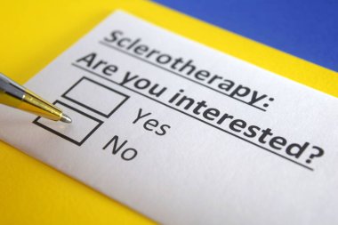 Bir kişi skleroterapi ile ilgili soruya cevap veriyor..