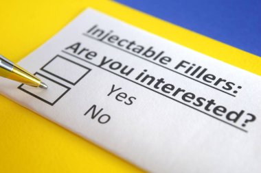 Bir kişi iğnelenebilir dolgularla ilgili soruya cevap veriyor..