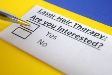 Bir kişi lazer saç terapisi ile ilgili soruya cevap veriyor..