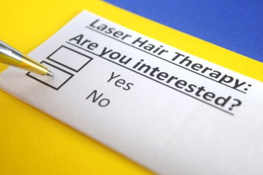 Bir kişi lazer saç terapisi ile ilgili soruya cevap veriyor..