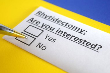 Bir kişi kafiyedektomiyle ilgili soruya cevap veriyor..