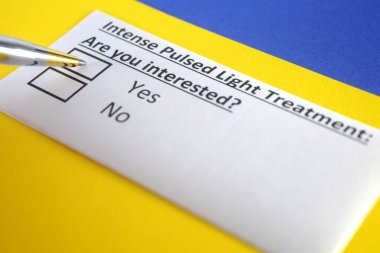 Bir kişi yoğun titreşimli ışık terapisi hakkındaki soruyu cevaplıyor..