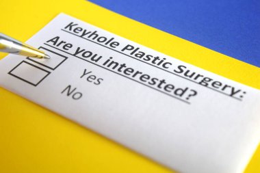 Bir kişi anahtar deliği estetik cerrahisi ile ilgili soruya cevap veriyor..