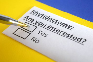 Bir kişi kafiyedektomiyle ilgili soruya cevap veriyor..