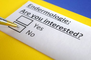 Bir kişi Endermolojiyle ilgili soruya cevap veriyor..