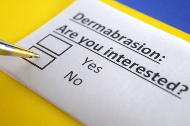 Bir kişi cilt bakımıyla ilgili soruya cevap veriyor..