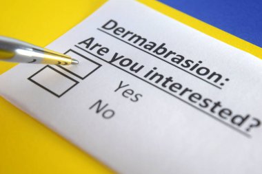 Bir kişi cilt bakımıyla ilgili soruya cevap veriyor..